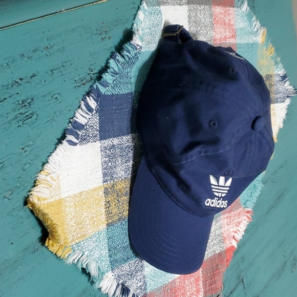 Women's Adidas hat - Picture 2 of 3